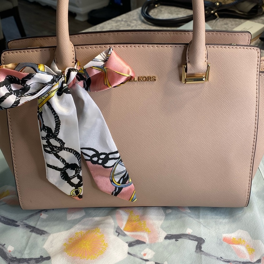 Michael Kors Selma Shoulder Bag with crossbody chain. Blush pink.